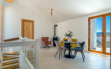 Salón en primera planta con salida a terraza